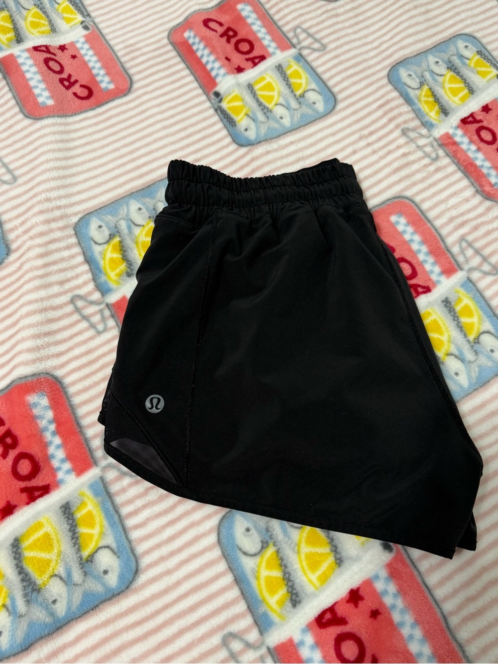 Lululemon Hotty Hot shorts, black size 6 low rise 2.5” inseam - Picture 5 of 6